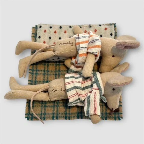 MAILEG RETIRED IN 2017 MUM AND DAD MICE SET IN PAJAMAS Rare Collectible Pair - Picture 4 of 4